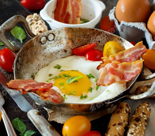 Preview: Breakfast with fried eggs and bacon - Continental breakfast