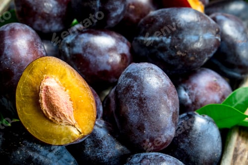 Preview: Fresh sweet plums.