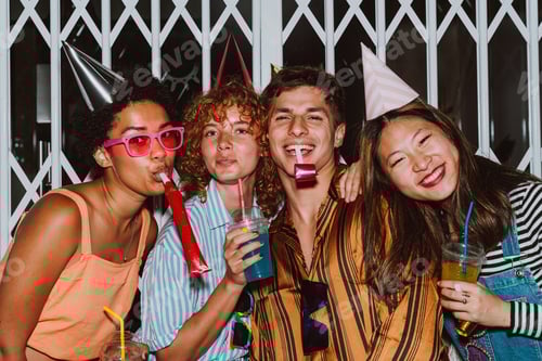 Visualização: Grupo de amigos saindo à noite.