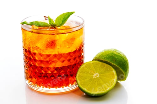 Preview: Refreshing Drink with Ice and Green Lime