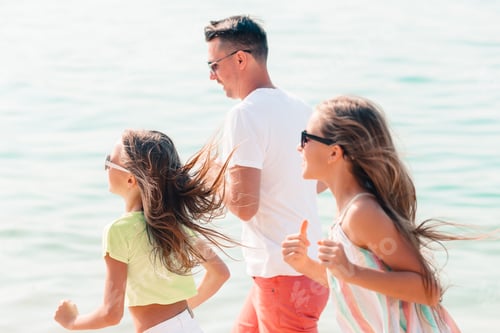 Preview: Young couple on white beach during summer vacation
