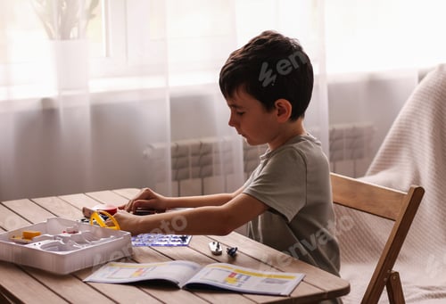 Niño colecciona constructor Electrónico. Juguetes educativos. Desarrollo de niños en edad preescolar