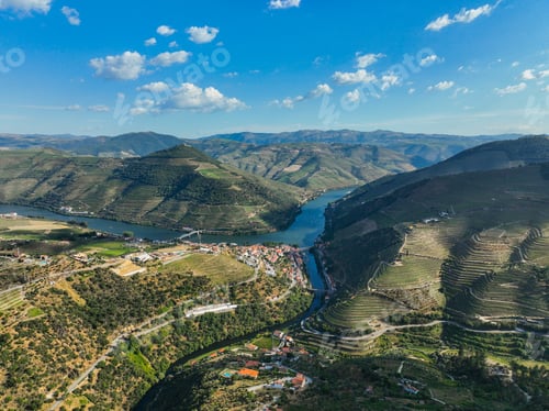 Preview: Aerial view of Pinhão village and Tua River