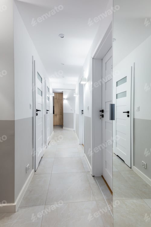 Preview: Corridor with doors in apartment for rent