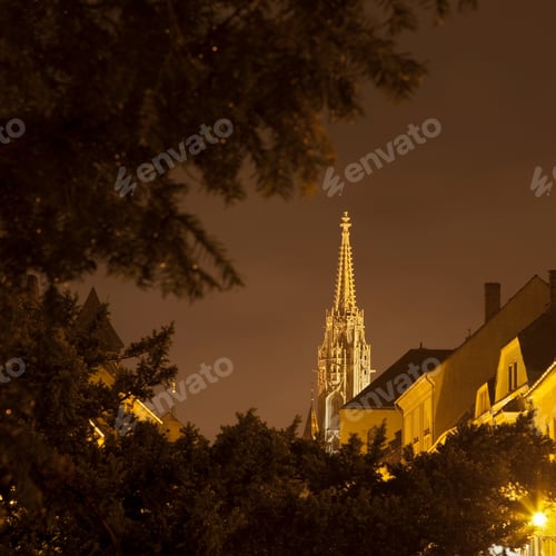 Preview: Matthias Church at night