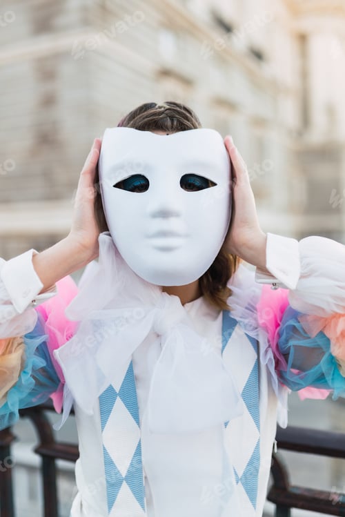 Vista previa: Street performer in white mask