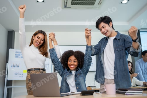 Preview: Group of creative young Asian business people Happy that the goal is achieved.