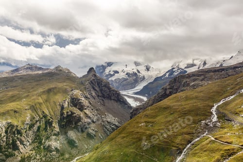 Preview: Beautiful exploration tour through the mountains in Switzerland.