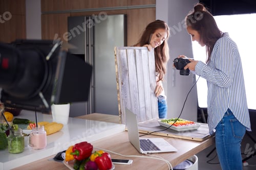 Preview: Bloggers photographing food in kitchen