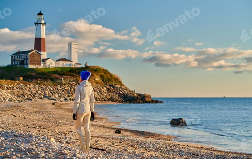 Vista previa: Woman tourist at the beach near Montauk Lighthouse