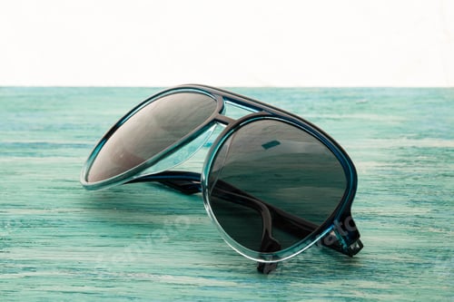 Preview: Stylish sunglasses on the wooden background close up. horizontal