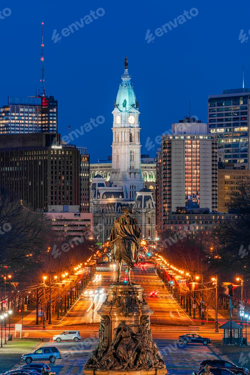 Vista previa: Scene of George Washington statue oand street in Philadelphia over the city hall with cityscape