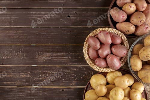 Preview: Fresh potatoes on the wood background