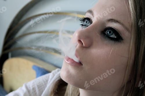 Preview: Smoking girl