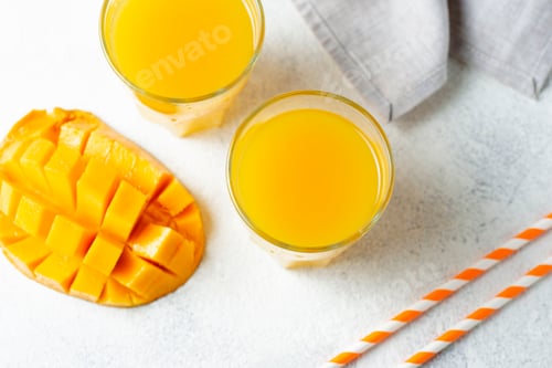 Vista previa: Fresh mango juice on light background