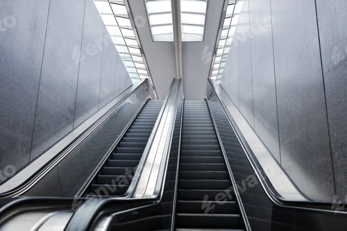 Preview: Escalator at train station