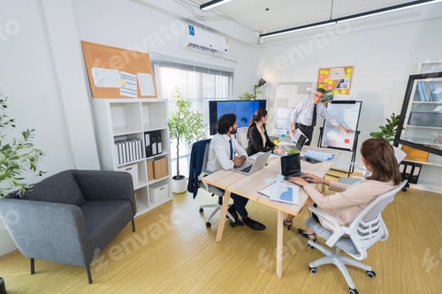 Visualização: Profissionais de negócios discutindo projeto em um escritório moderno