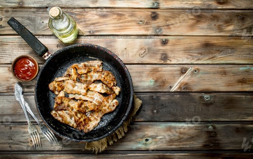 Preview: Fried bacon with tomato sauce.