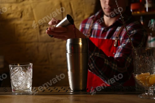 Preview: Bartender preparing fresh alcoholic cocktail at bar counter, closeup