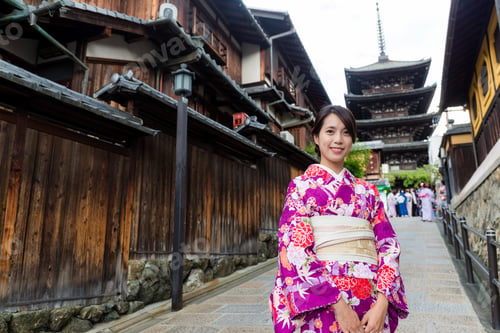 Preview: Japanese woman visit yasaka pagoda