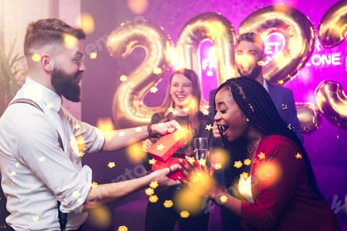 Visualização: Casal diversificado trocando presentes durante a festa de aniversário ou na véspera de ano novo