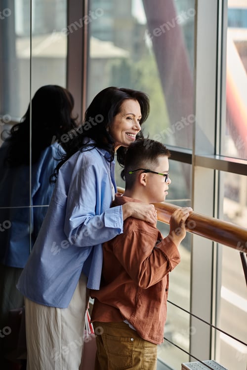 Preview: Mother and sons mall window gaze