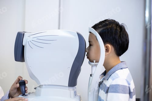 Preview: optometrists are examining pediatric patients' eyes with the Autorefractor