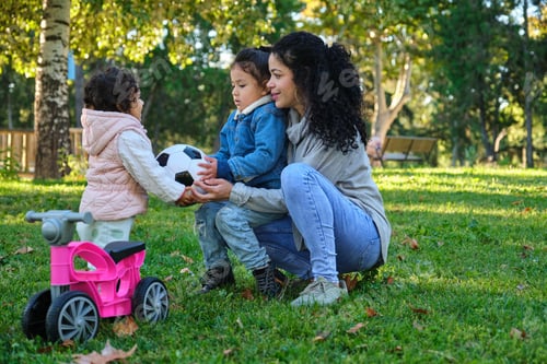 Preview: Dominican mother easing sibling rivalry teaching her kids to share.