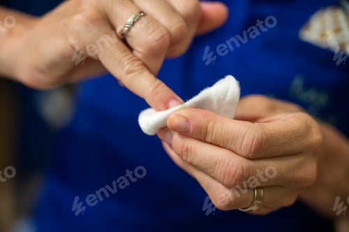 Preview: Cleaning nail polish off nails