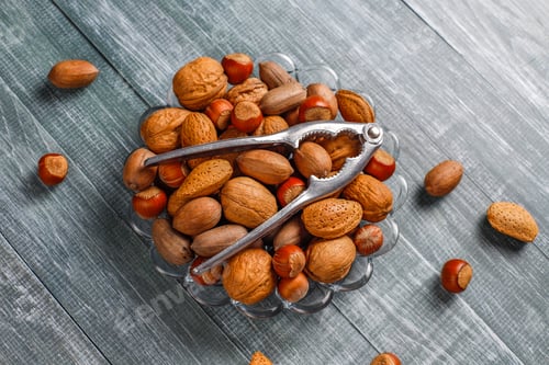 Preview: Mixed organic nuts with shell.