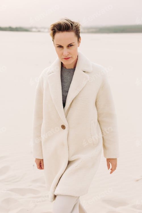 Preview: Lifestyle portrait of carefree mature business woman in formal outfit on the Moroccan desert.