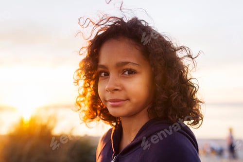 Visualização: Retrato de menina morena (10-11) ao pôr do sol