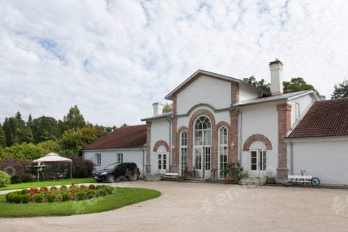 Preview: 52345,Large Driveway to an Upscale Residence