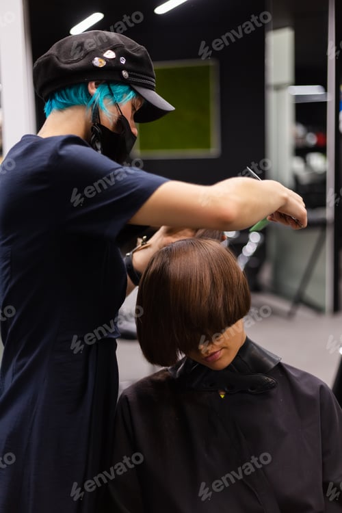 Preview: woman in beauty salon