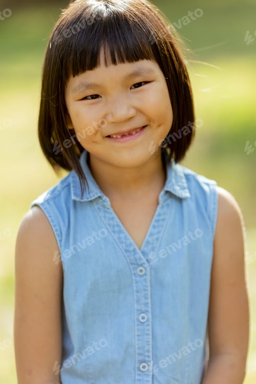 Visualização: Garotinha coreana em pé no parque