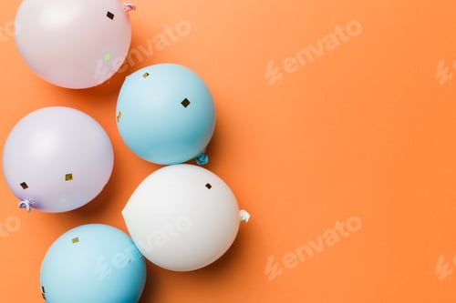 Vorschau: Hintergrund mit faschistischen Luftballons in runder Form und Konfetti, mehrfarbige Ansicht von oben