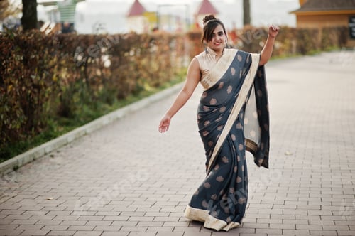 Aperçu: Elegant brunette south asian indian girl in saree