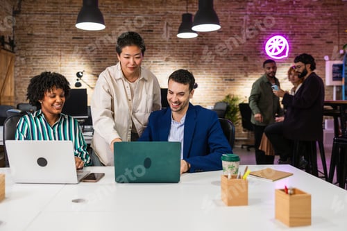 Visualização: Equipe multiétnica colaborando em um projeto em um escritório moderno