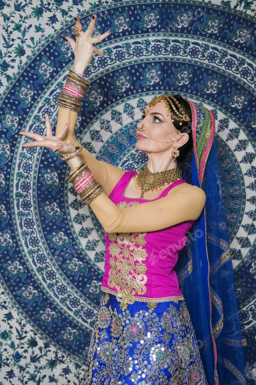 Preview: Portrait Of A Female Model In Ethnic Indian Costume With Jewellery And Traditional Makeup.