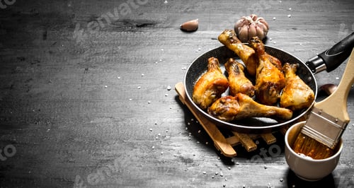 Preview: Fried chicken legs with garlic and sauce.