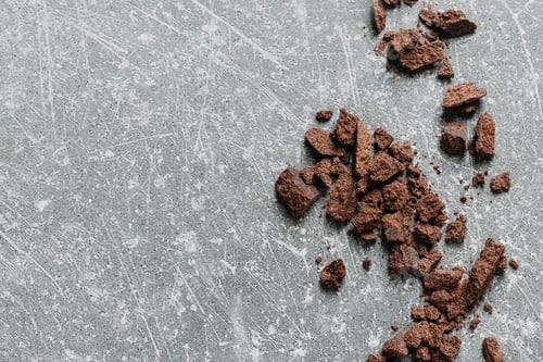 Preview: cocoa butter and cocoa crumbs on a grey stone