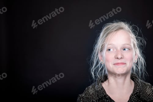 Vorschau: Teenager mit unordentlichen Haaren vor schwarzem Hintergrund