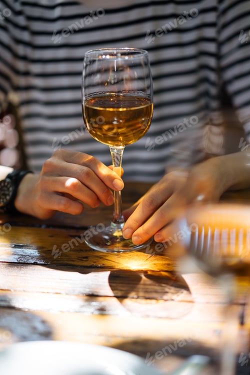 Preview: glasses of white wine
