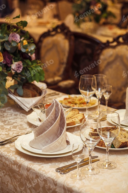 Preview: Ceramic tableware on the table