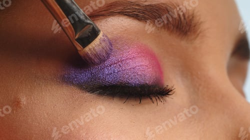 Preview: Makeup artist applies a bright eye shadow with a makeup brush.
