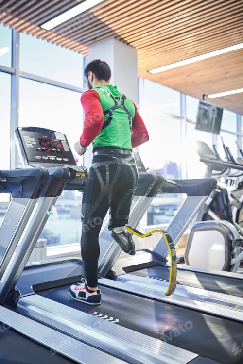 Preview: Man with prosthetic leg running on treadmill