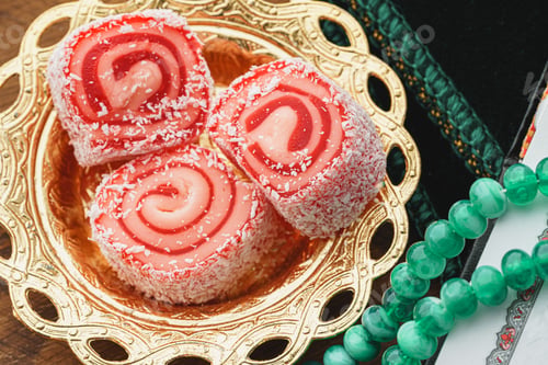 Preview: Close up of a little oriental plate with turkish delights