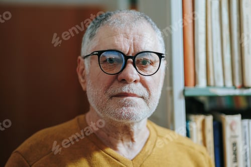 Preview: Literature Enthusiast Front View Portrait of Senior Man with Books