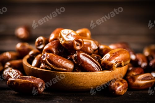 Preview: Ripe dates on a plate.