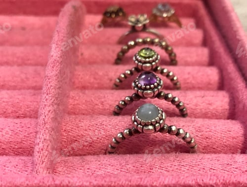 Preview: A row of rings in a pink jewellery box